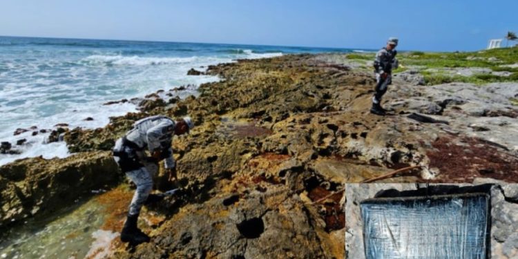 Autoridades aseguran presunto paquete de cocaína en una playa de Akumal