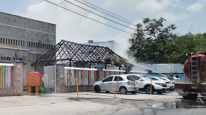 Se incendia palapa del Colegio Leonardo Da Vinci en Cancún