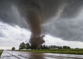 Tornado toca tierra en Chicago y pone en alerta a la población