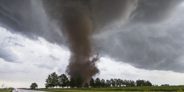 Tornado toca tierra en Chicago y pone en alerta a la población