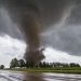 Tornado toca tierra en Chicago y pone en alerta a la población