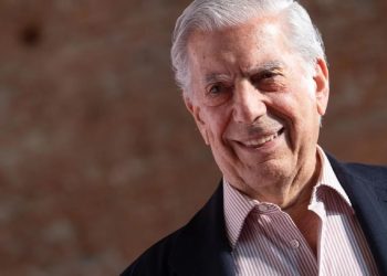 Escritor Mario Vargas Llosa se encuentra hospitalizado por COVID-19
