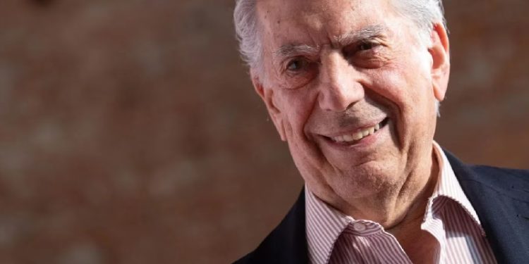 Escritor Mario Vargas Llosa se encuentra hospitalizado por COVID-19