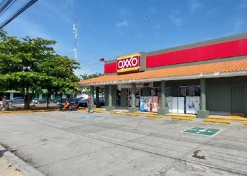 Capturan a sujeto tras amenazar con lanzar una bomba dentro de un Oxxo en Playa del Carmen