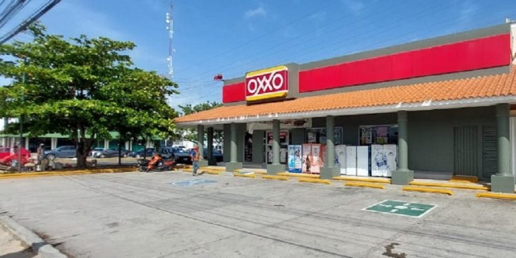 Capturan a sujeto tras amenazar con lanzar una bomba dentro de un Oxxo en Playa del Carmen