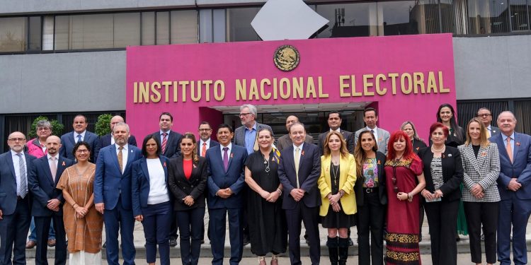 Participa Mara Lezama en la CONAGO con integrantes del INE