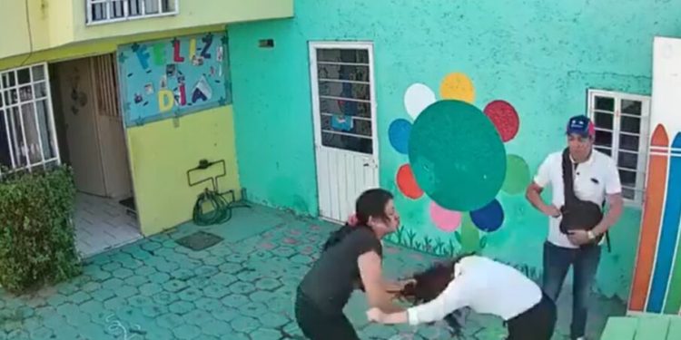 Maestra es agredida por padres de familia en Cuautitlan Izcalli