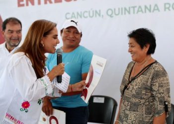 Con entrega de títulos, Mara Lezama da certeza jurídica a familias de Quintana Roo