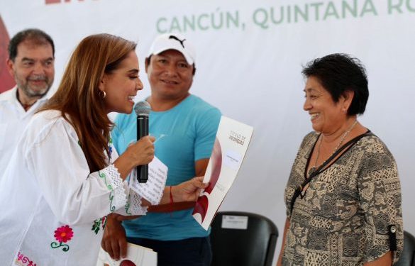 Con entrega de títulos, Mara Lezama da certeza jurídica a familias de Quintana Roo