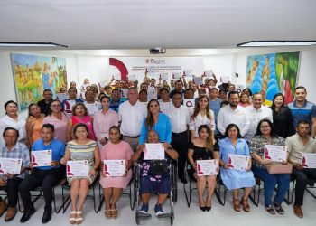 Mara Lezama valora y reconoce el trabajo del personal de apoyo a la educación