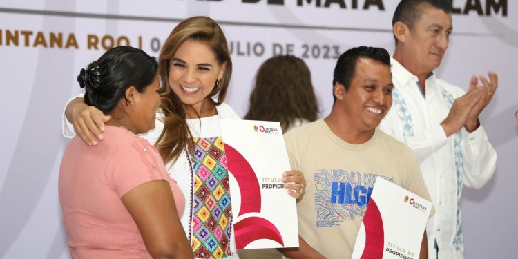 Mara Lezama entrega títulos de propiedad a habitantes de Maya Balam