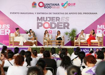 Entrega Mara Lezama primeras tarjetas de Mujer Es Poder