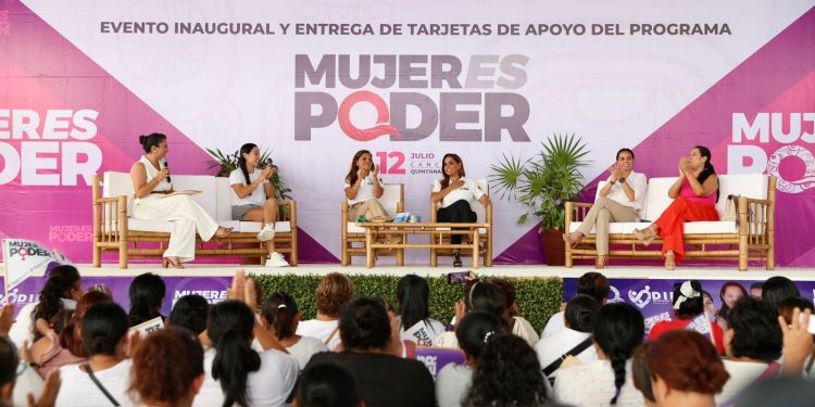 Entrega Mara Lezama primeras tarjetas de Mujer Es Poder