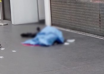 Cae hombre desde el segundo piso de la plaza Reforma, CDMX