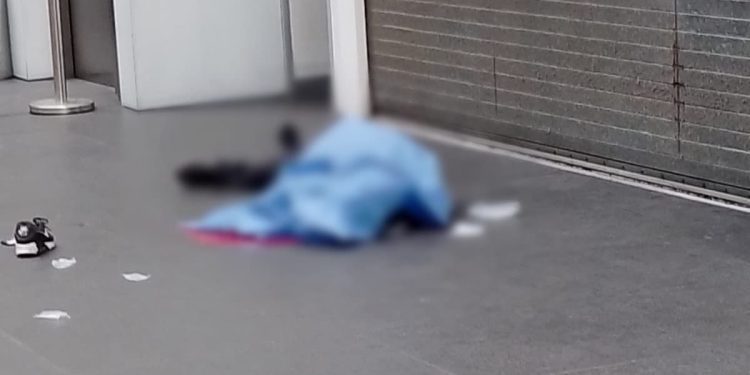 Cae hombre desde el segundo piso de la plaza Reforma, CDMX