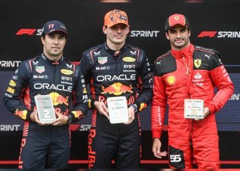 Max Verstappen gana la segunda carrera esprint por delante de Checo Pérez