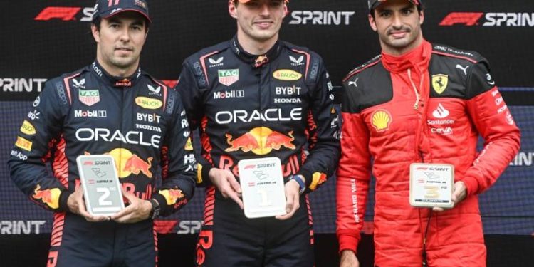 Max Verstappen gana la segunda carrera esprint por delante de Checo Pérez