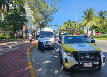 Tránsito de Cancún  multa a conductores por permanecer estacionados en zonas exclusivas
