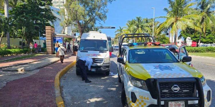 Tránsito de Cancún multa a conductores por permanecer estacionados en zonas exclusivas