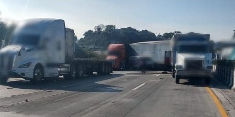 Al menos tres personas resultaron heridos tras carambola en la carretera México -Querétaro