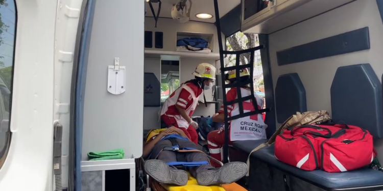 Estudiante de CBTIS 111 es arrollado por una combi en Av. Tulum