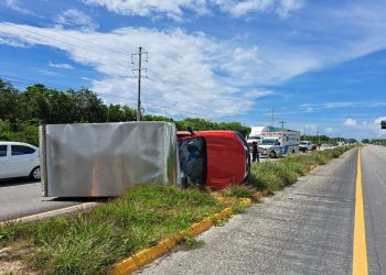 Estalla neumático tras volcadura de camioneta en carretera Playa del Carmen