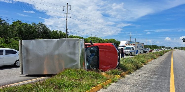 Estalla neumático tras volcadura de camioneta en carretera Playa del Carmen