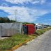 Estalla neumático tras volcadura de camioneta en carretera Playa del Carmen