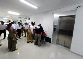 Paramédicos y paciente quedan atrapados en un elevador de clínica Campestre-Chetumal