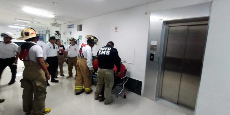 Paramédicos y paciente quedan atrapados en un elevador de clínica Campestre-Chetumal