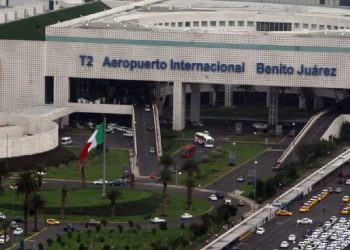 Cae panel de vidrio en el AICM, dejando a tres personas heridas