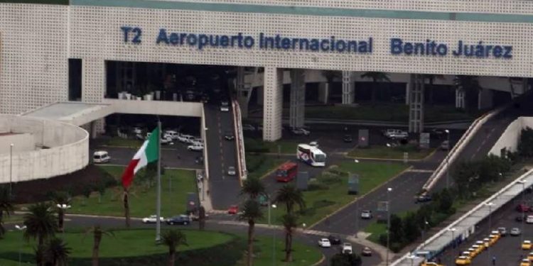 Cae panel de vidrio en el AICM, dejando a tres personas heridas