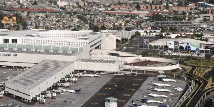 FGR descarta robo de avión en el AICM