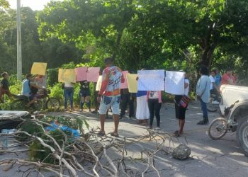 Pobladores de Mahahual impiden el paso en protesta por falta de servicio eléctrico