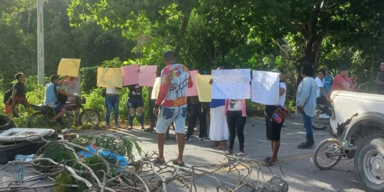 Pobladores de Mahahual impiden el paso en protesta por falta de servicio eléctrico
