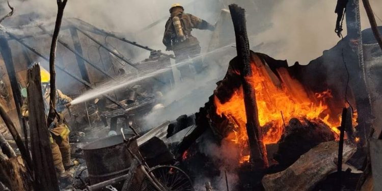 Vivienda es consumida por tremendas llamas; propietario pierde todo