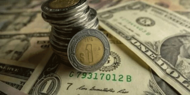 Peso mexicano llega por debajo de 17 unidades por dólar en casi ocho años