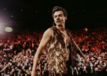 Harry Styles es golpeado en la cara por un objeto durante en concierto