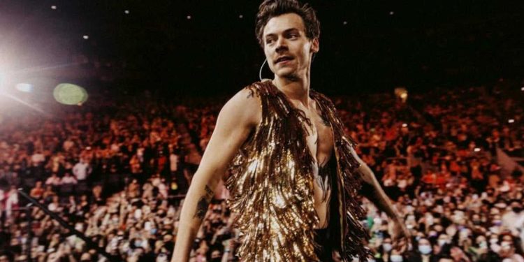 Harry Styles es golpeado en la cara por un objeto durante en concierto