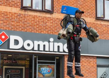 Domino’s pizza hace primera entrega por jetpack en Reino Unido