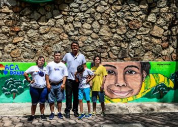 Niños con síndrome de Down pintan murales para crear conciencia
