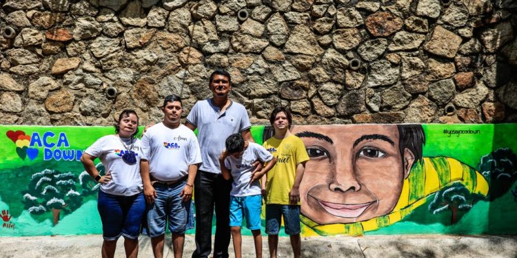 Niños con síndrome de Down pintan murales para crear conciencia