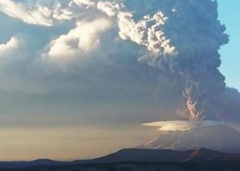 Volcán Ubinas en Perú genera fuerte explosión