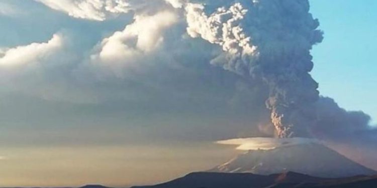 Volcán Ubinas en Perú genera fuerte explosión