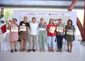 Atestigua Ana Paty Peralta entrega de tarjetas de «Escuela es digna»