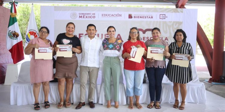 Atestigua Ana Paty Peralta entrega de tarjetas de «Escuela es digna»