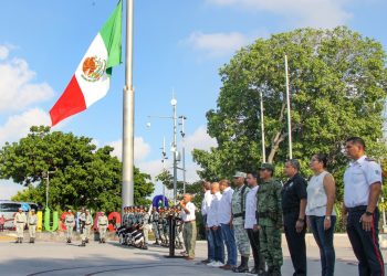 Con izamiento de bandera, impulsa gobierno municipal valores cívicos y honor a la patria