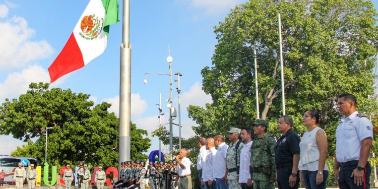 Con izamiento de bandera, impulsa gobierno municipal valores cívicos y honor a la patria