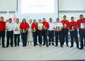 Reconoce Ana Paty Peralta a bomberos en su día