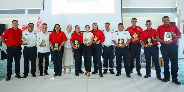 Reconoce Ana Paty Peralta a bomberos en su día